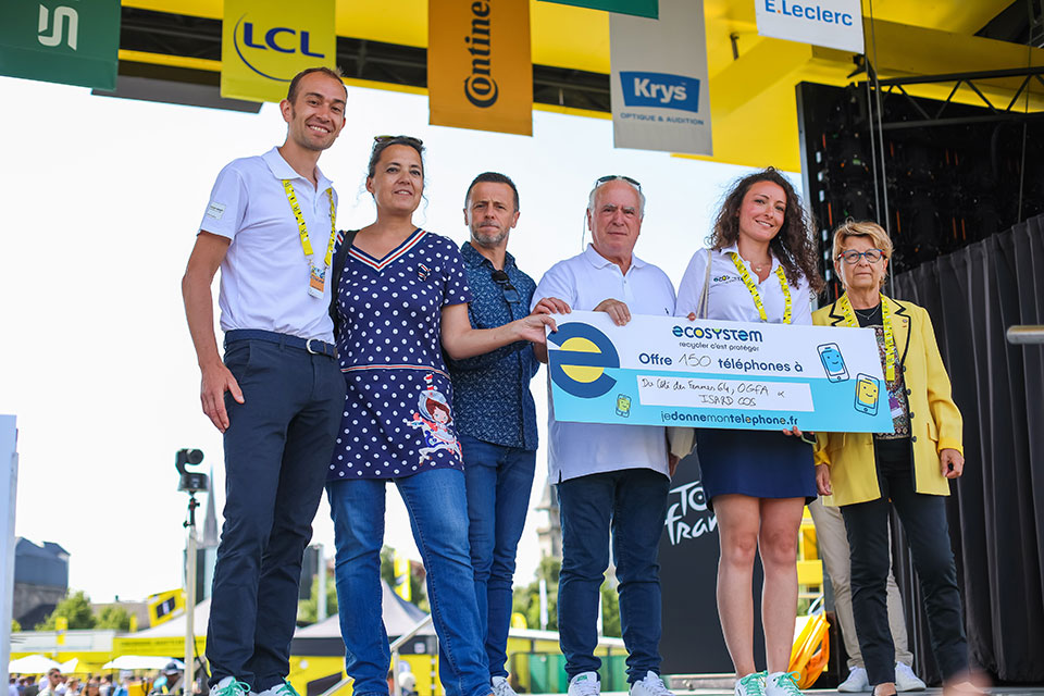 Six personnes sur le podium avec un chèque géant disant qu'ecosystem offre 150 téléphones à (nom de l'association)